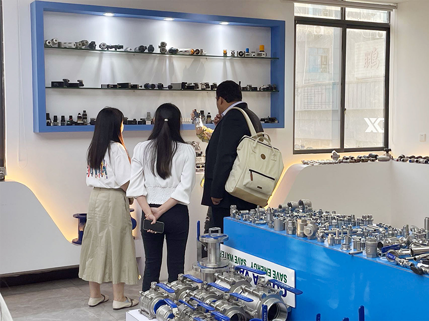 科威納集團(tuán)迎來首位國外客戶參觀工廠